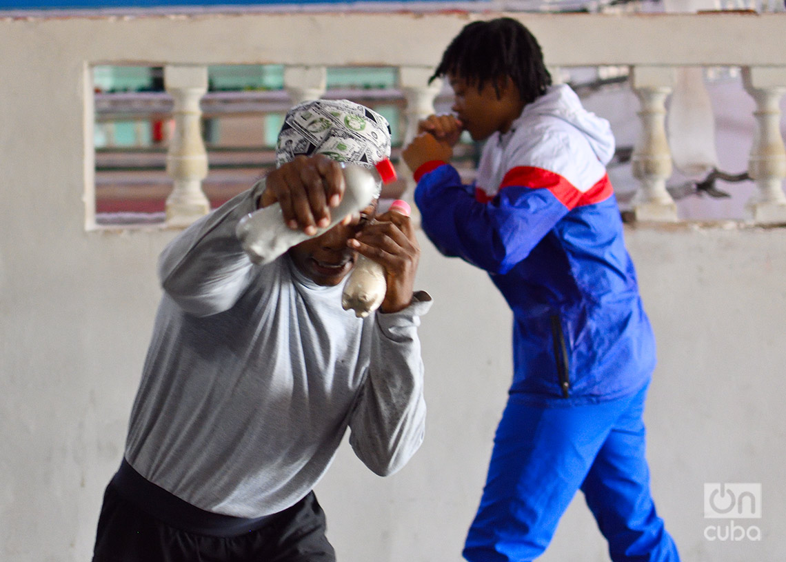 Sesión de entrenamiento de la selección cubana de boxeo femenino, en el gimnasio del Estadio Panamericano, en La Habana. Foto: Otmaro Rodríguez.