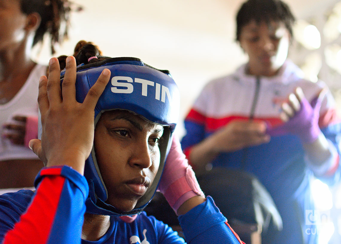 Sesión de entrenamiento de la selección cubana de boxeo femenino, en el gimnasio del Estadio Panamericano, en La Habana. Foto: Otmaro Rodríguez.