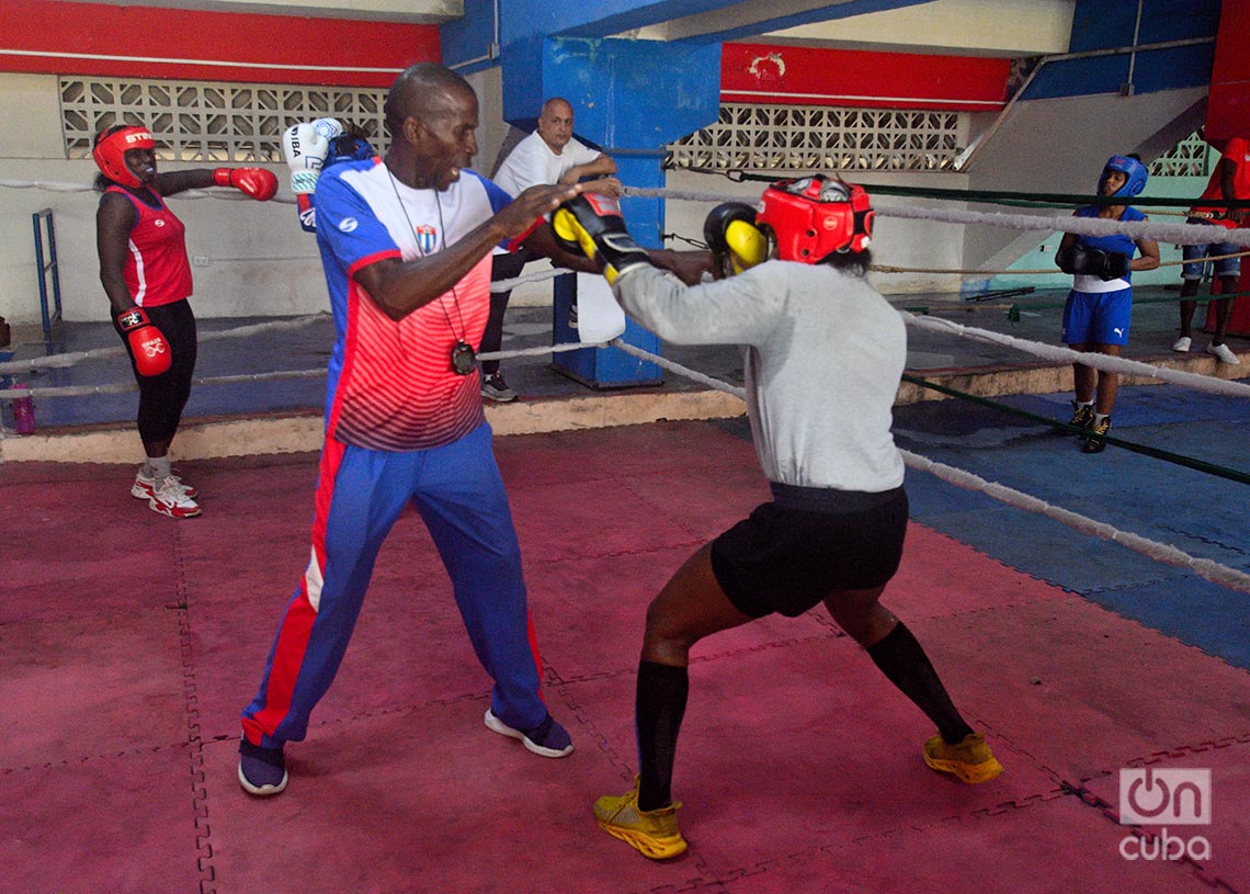 Sesión de entrenamiento de la selección cubana de boxeo femenino, en el gimnasio del Estadio Panamericano, en La Habana. Foto: Otmaro Rodríguez.