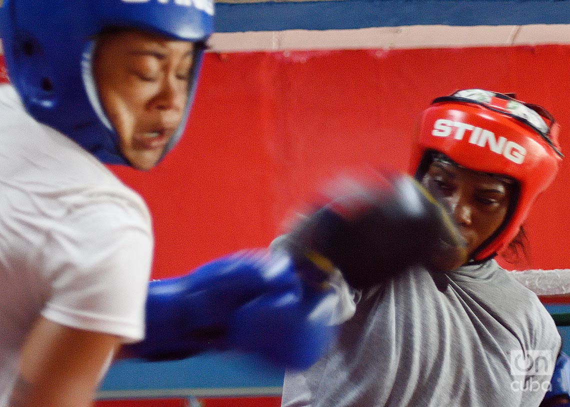 Sesión de entrenamiento de la selección cubana de boxeo femenino, en el gimnasio del Estadio Panamericano, en La Habana. Foto: Otmaro Rodríguez.