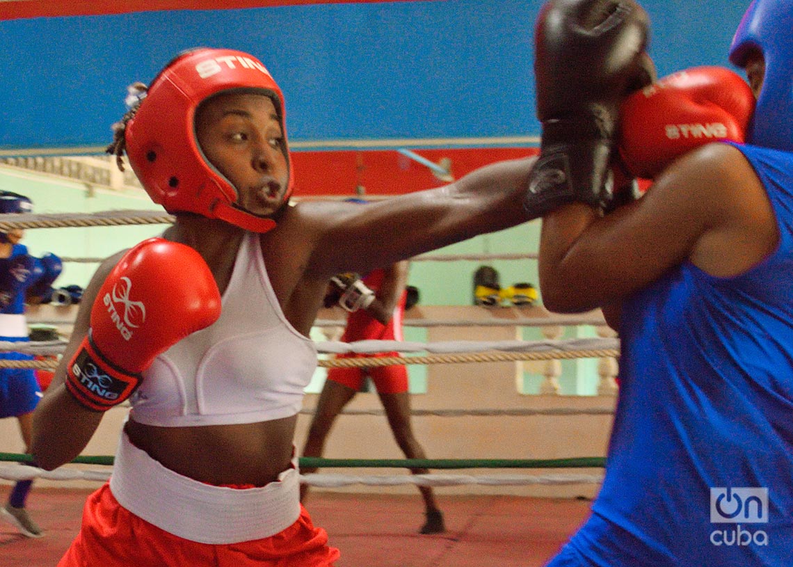 Sesión de entrenamiento de la selección cubana de boxeo femenino, en el gimnasio del Estadio Panamericano, en La Habana. Foto: Otmaro Rodríguez.