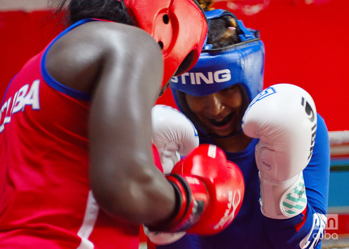 Sesión de entrenamiento de la selección cubana de boxeo femenino, en el gimnasio del Estadio Panamericano, en La Habana. Foto: Otmaro Rodríguez.