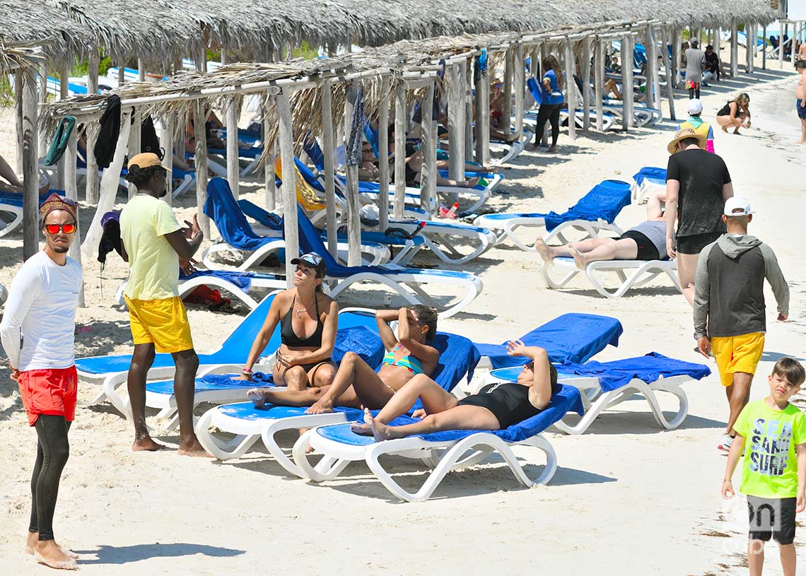 Turistas y trabajadores turísticos en Cayo Santa María, en el norte de la provincia de Villa Clara. Foto: Otmaro Rodríguez.