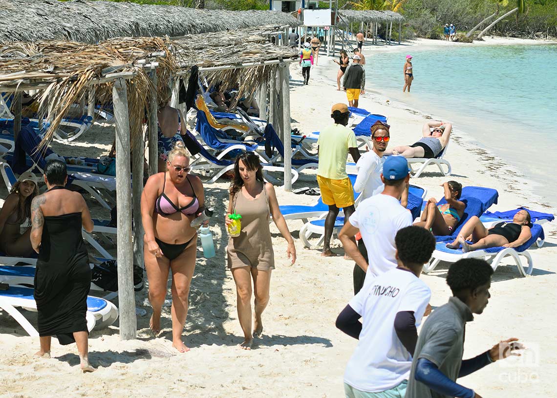 Turistas y trabajadores turísticos en Cayo Santa María, en el norte de la provincia de Villa Clara. Foto: Otmaro Rodríguez.