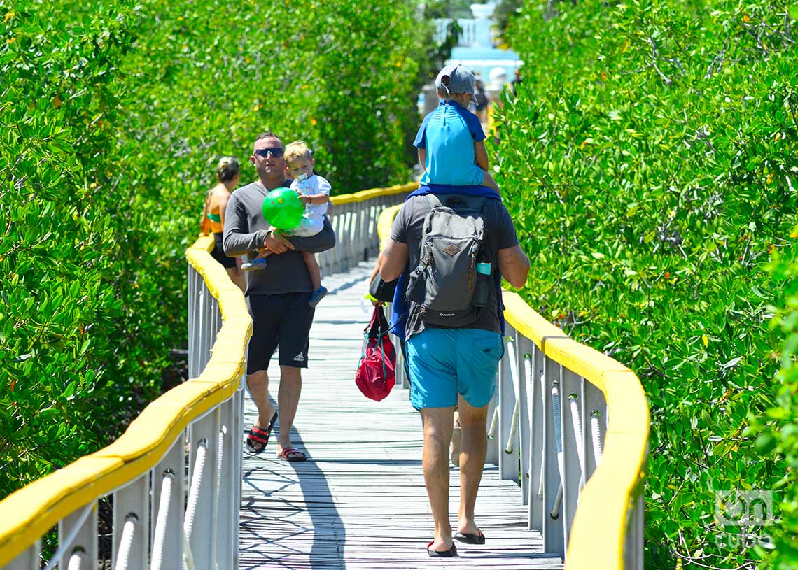 Turistas en Cayo Santa María, en el norte de la provincia de Villa Clara. Foto: Otmaro Rodríguez.