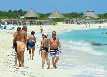 Turistas en Cayo Santa María, en el norte de la provincia de Villa Clara. Foto: Otmaro Rodríguez.