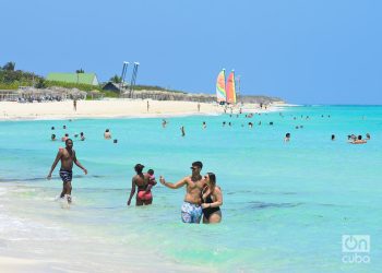 Turistas en Cayo Santa María, en el norte de la provincia de Villa Clara. Foto: Otmaro Rodríguez.