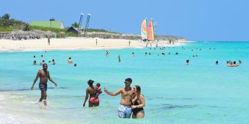 Turistas en Cayo Santa María, en el norte de la provincia de Villa Clara. Foto: Otmaro Rodríguez.