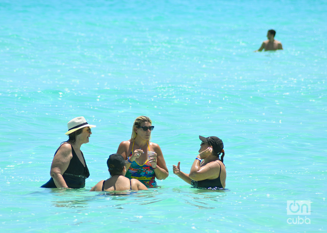 Turistas en Cayo Santa María, en el norte de la provincia de Villa Clara. Foto: Otmaro Rodríguez.