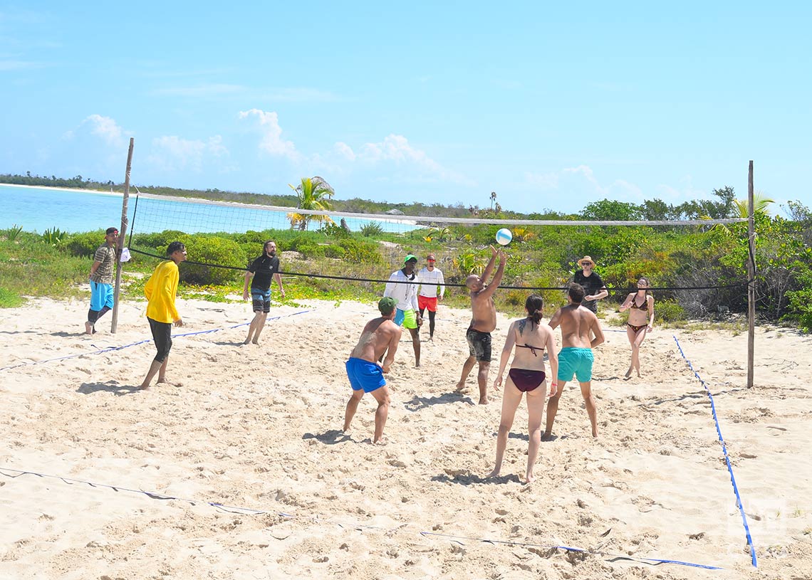 Juego de voleibol en las arenas de Cayo Santa María, en el norte de la provincia de Villa Clara. Foto: Otmaro Rodríguez.