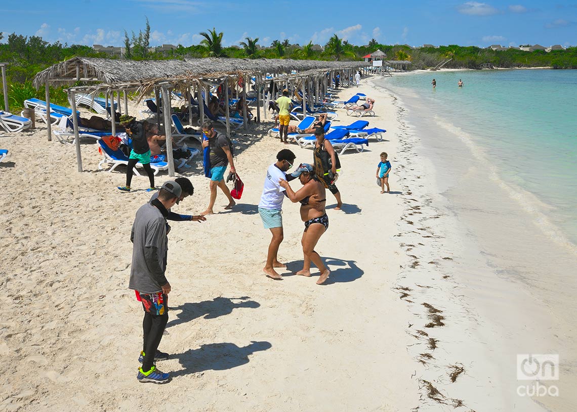 Turistas y trabajadores turísticos en Cayo Santa María, en el norte de la provincia de Villa Clara. Foto: Otmaro Rodríguez.