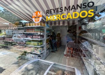 Vidriera de una tienda gestinada por una Mipyme, en La Habana. Foto: Kaloian Santos Cabrera / Archivo.