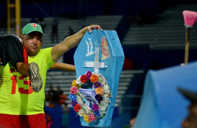 Una marcha fúnebre se escucha en el estadio Latinoamericano, donde todo parece indicar que por primera vez desde 1999 un equipo visitante celebrará el título de campeón. Foto: Ricardo López Hevia.