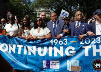 El reverendo Al Sharpton, segundo desde la derecha, se une a Martin Luther King III, el hijo de Martin Luther King Jr., tercero desde la derecha, su esposa Arndrea Waters y su hija Yolanda, en el 60 aniversario de la Marcha en Washington. Foto Ap