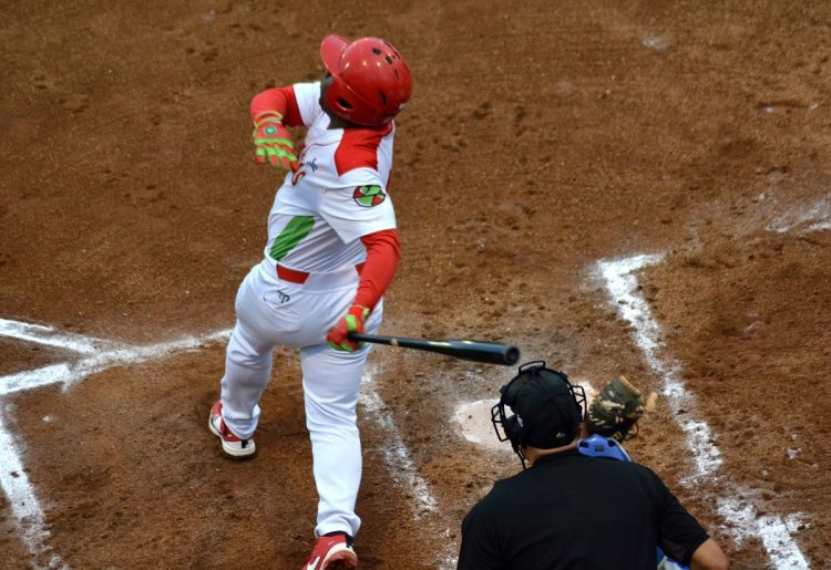 Danel Castro fue uno de los héroes en la segunda victoria de Las Tunas sobre Industriales en la final de la 62 Serie Nacional de Béisbol. Foto: Ricardo López Hevia.