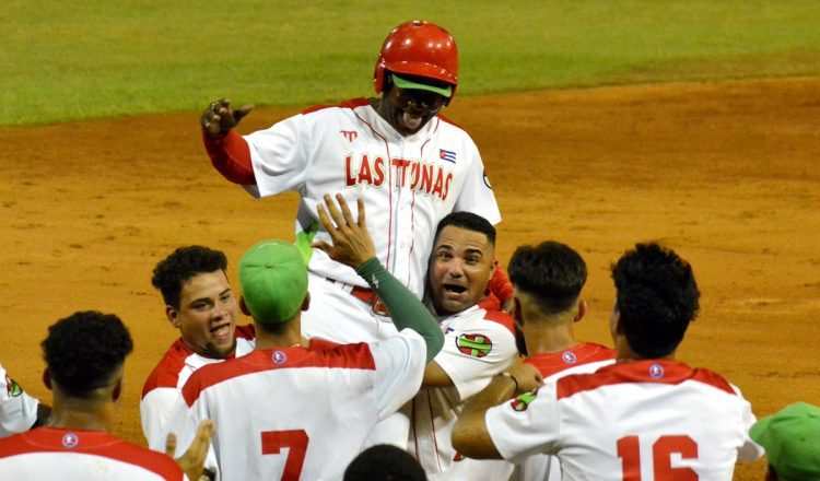 Danel Castro fue uno de los héroes en la segunda victoria de Las Tunas sobre Indusriales en la final de la 62 Serie Nacional de Béisbol. Foto: Ricardo López Hevia.