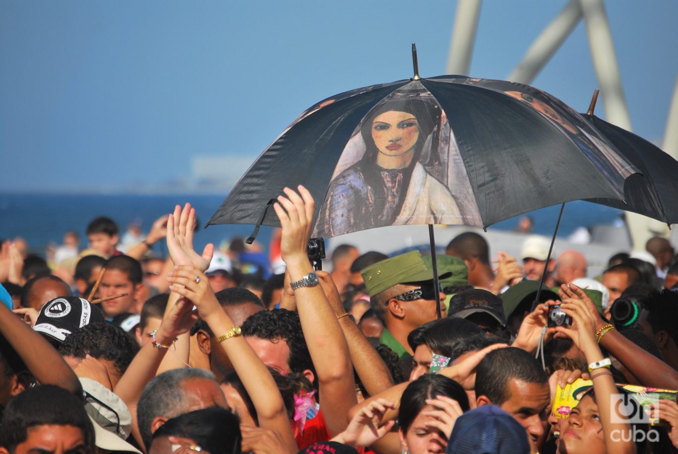 En medio de festejos populares en La Habana, una sombrilla con la Gitana tropical, de Victor Manuel. Foto: Kaloian.