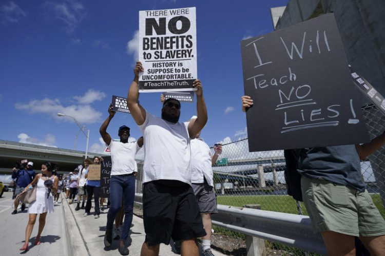 La marcha de hoy 16 de agosto en Miami-Dade. Foto; AP.