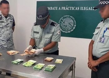 La detección de los billetes se produjo de manera automática por los rayos X y después se procedió a inspeccionar la cangurera del pasajero, donde se descubrieron los fajos de billetes. Foto: Tomada de Milenio.