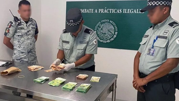 La detección de los billetes se produjo de manera automática por los rayos X y después se procedió a inspeccionar la cangurera del pasajero, donde se descubrieron los fajos de billetes. Foto: Tomada de Milenio.