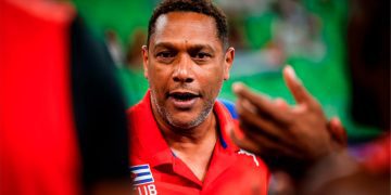 El técnico cubano Nicolás Vives, quien este miércoles fue sustituido al frente de la selección masculina de voliebol después de siete años en el cargo. Foto: purovoley.com / Archivo.