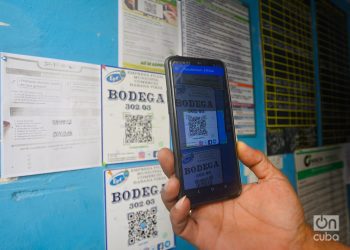 Una persona paga a través de un código QR, en una tienda estatal en La Habana. Foto: Otmaro Rodríguez.