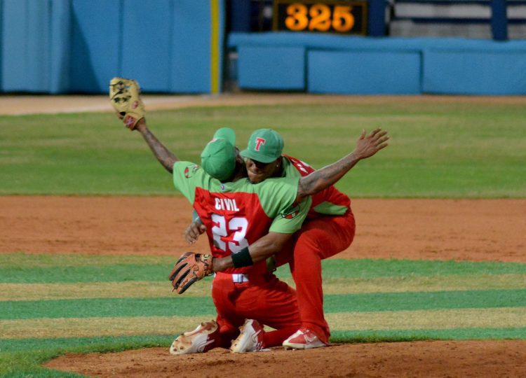 Los Leñadores derrotaron con autoridad a Industriales y confirmaron su superioridad en la 62 Serie Nacional de Béisbol. Foto: Ricardo López Hevia.