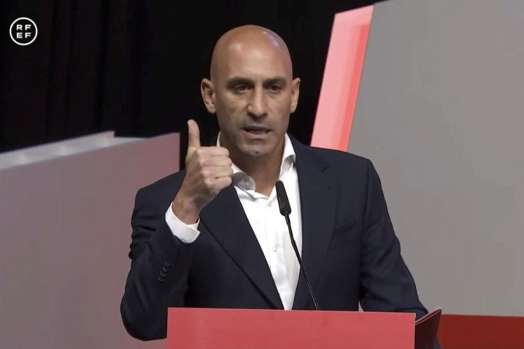 El presidente de la Real Federación Española de Fútbol, Luis Rubiales, durante su intervención en la Asamblea General del organismo en la que anunció que no dimitirá tras la polémica por el beso a la futbolista Jenni Hermoso al ganar el Mundial femenino. Foto: EFE/ RFEF.