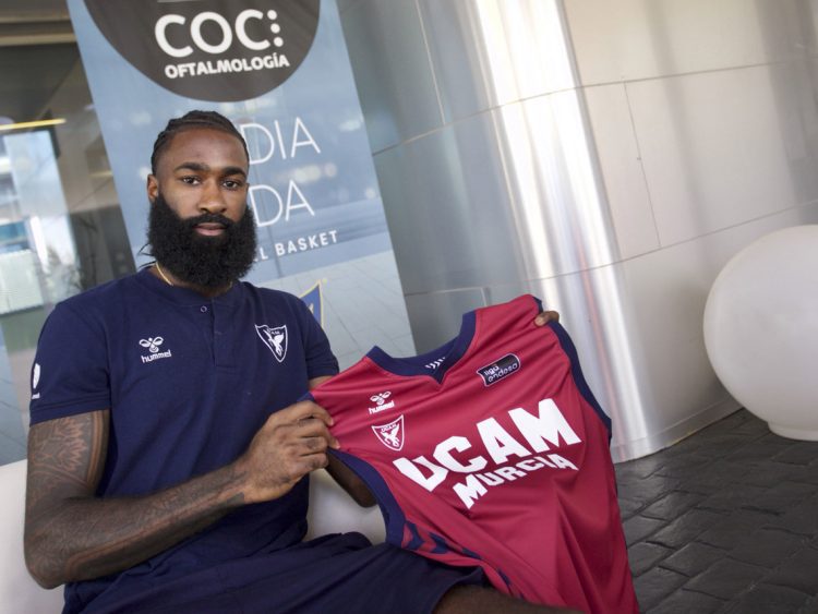 E alero cubano Howard Sant-Roos, nuevo jugador del UCAM Murcia CB, en la Liga de España. Foto: Juan Carlos Caval / EFE.