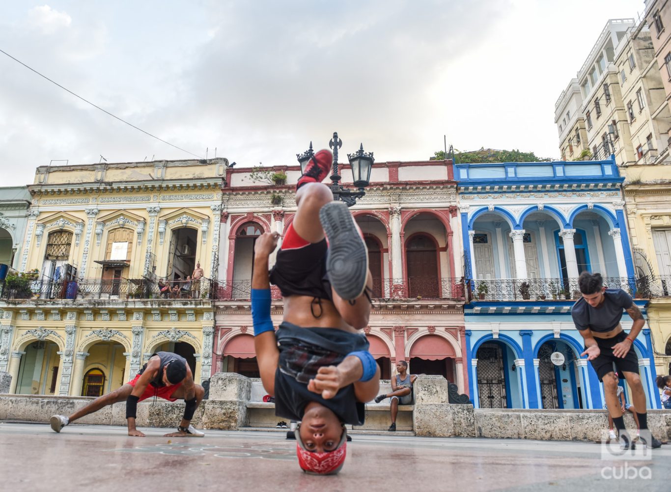  El breaking es un estilo de baile caracterizado por movimientos acrobáticos, giros, contorsiones y pasos en el suelo. Foto: Kaloian.