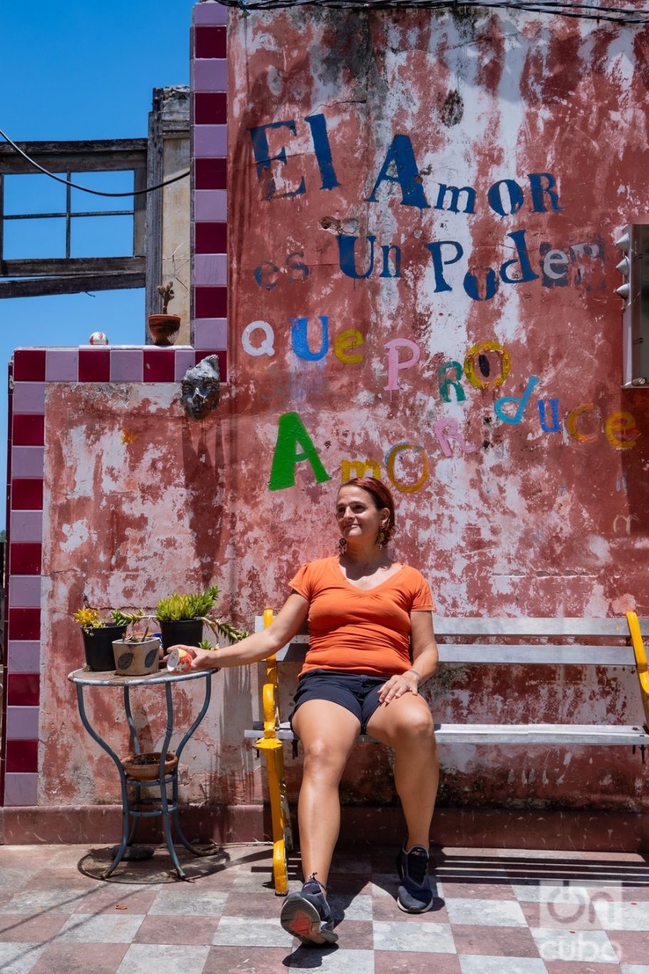 Yadira en el portal de su casa junto a sus plantas. “El amor es un poder que produce amor”. Foto: Jorge Ricardo.