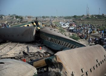 A la anticuada infraestructura, que hace que los accidentes de tren sean frecuentes en Pakistán, se suma la amenaza de atentados de grupos insurgentes. Foto: NADEEM KHAWER/EFE/EPA.