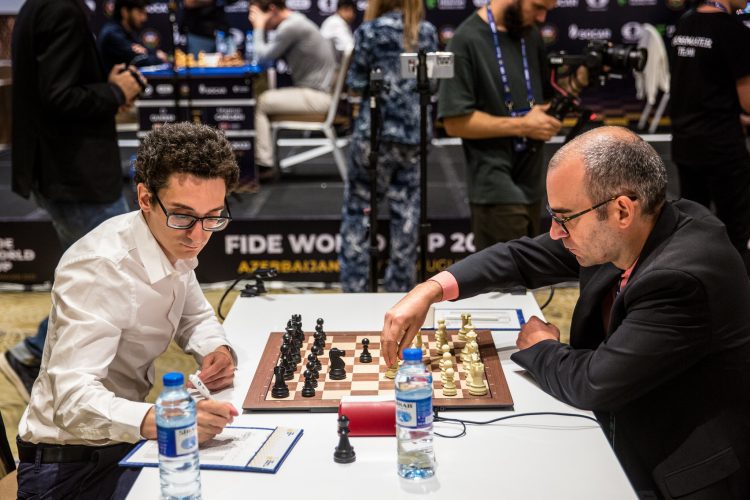 Fabiano Caruana y Leinier Dominguez en cuartos de finales de la Copa del Mundo.  Foto: Anna Shtourman/Fide.