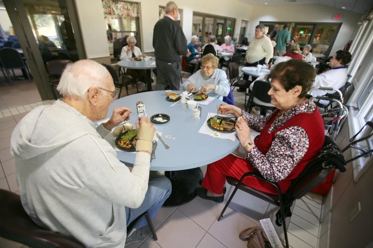 Ancianos reunidos en un centro de atención en Sarasota, Florida. Foto: Herald Tribune.