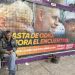 Un hombre en Buenos Aires, recostado en el afiche para la candidatura presidencial del actual gobernador de la ciudad. Foto: Kaloian Santos Cabrera.