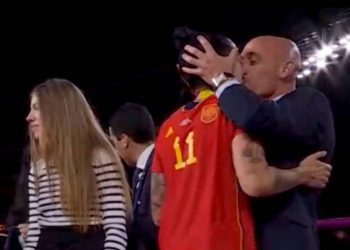 Captura de pantalla del momento en que Luis Rubiales, presidente de la RFEF besa de improviso a la delantera Jennifer Hermoso. A la izquierda, la infanta Sofía.