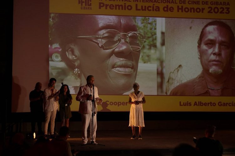 Luis Alberto García, junto a Violetta Cooper, agradece el premio Lucía de Honor. Foto: Festival Internacional de Cine de Gibara.