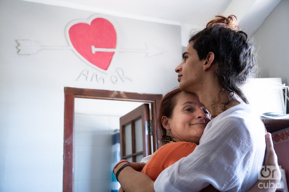 Danielito Tri Tri y su madre protectora. Foto: Jorge Ricardo.