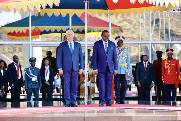 Daíz-Canel fue recibido oficialmente en la Casa de Estado por el presidente de Namibia, Hage Geingob. Foto: Twitter @PresidenciaCuba