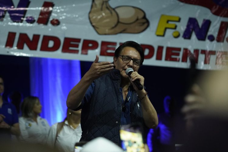 Villavicencio habla durante un mitin de campaña, minutos antes de ser asesinadoFoto:  STR/EFE.