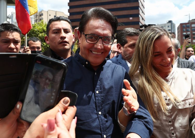 Fernando Villavicencio el día que inscribió su candidatura presidencial, en Quito el 12 de junio de 2023 Foto: EFE/ José Jácome.