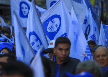 Seguidores de la candidata a la presidencia de Ecuador del movimiento Revolución Ciudadana (RC), Luisa González, durante el cierre de su campaña Foto: EFE/José Jácome.