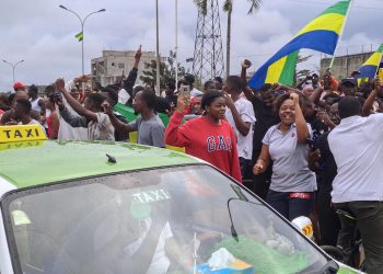 Personas celebran en las calles de Akanda, Gabón, tras el anuncio de golpe de estado. Foto: EFE/EPA/STRINGER