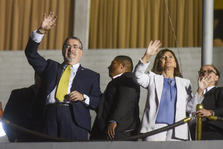 Bernardo Arévalo (i), junto a la vicepresidenta Karin Herrera en Ciudad de Guatemala. Foto:. Esteban Biba/EFE.