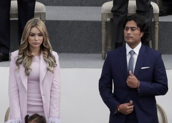 Fotografía de archivo fechada que muestra a Nicolás Petro (d), hijo del presidente de Colombia, Gustavo Petro, y su exesposa, Daysuris Vásquez, durante la ceremonia de posesión en la Plaza Bolívar de Bogotá. Foto: Carlos Ortega / EFE / Archivo.