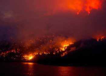 Un incendio en El Lago Adams, el 02 de agosto de 2023, ubicado en la Columbia Británica (Canadá). Foto:  Provincial Wildfire Information Officer/EFE.