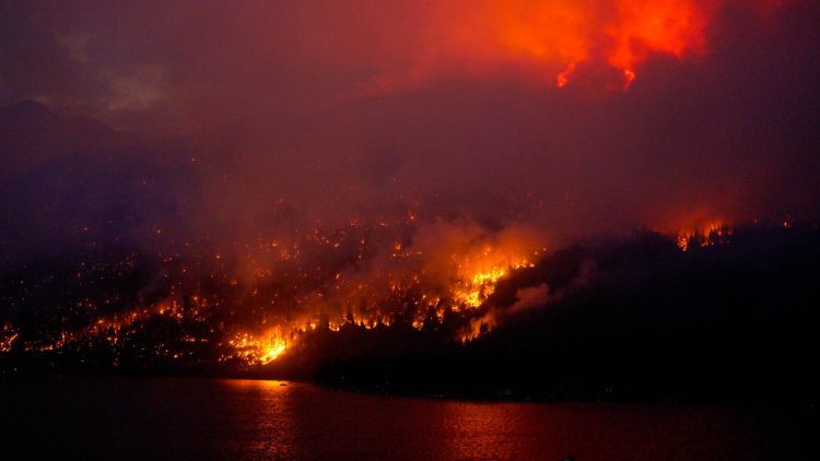 Un incendio en El Lago Adams, el 02 de agosto de 2023, ubicado en la Columbia Británica (Canadá). Foto:  Provincial Wildfire Information Officer/EFE.