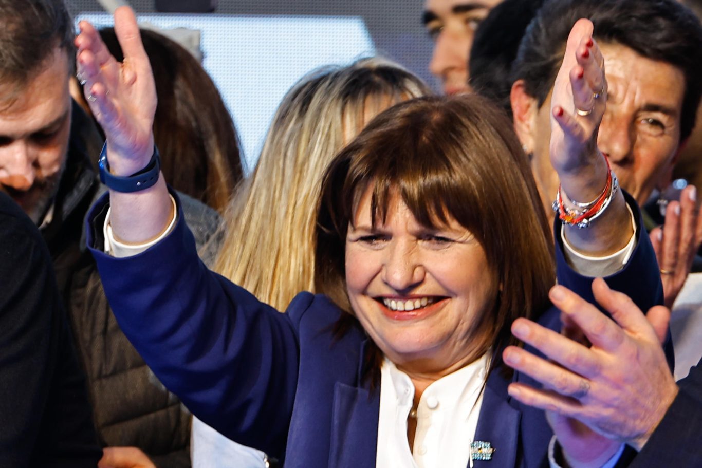 La dirigente de centroderecha Patricia Bullrich celebra durante un mitin luego de conocerse los primeros resultados tras las elecciones primarias, 13 de agosto de 2023, en Buenos Aires. Foto: EFE/Juan Ignacio Roncoroni.