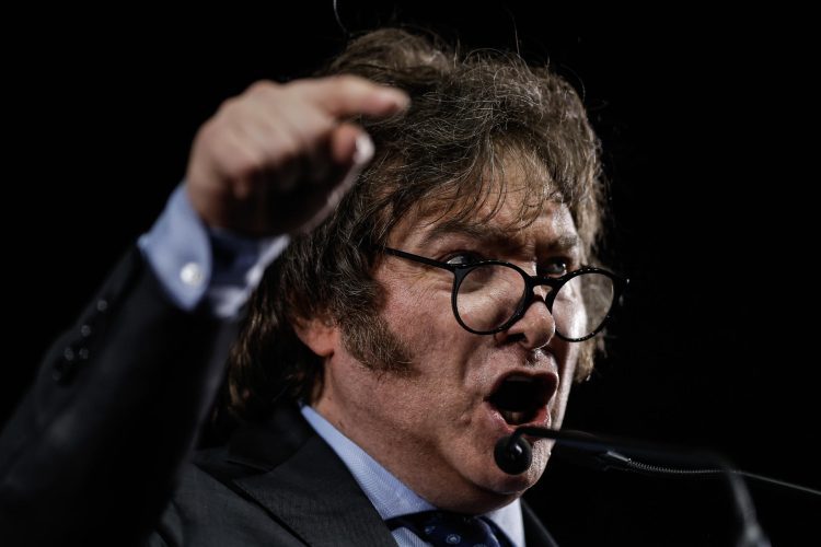 El candidato a la Presidencia por el partido la Libertad Avanza, Javier Milei, durante su cierre de campaña, 7 de agosto de 2023 en Buenos Aires. Foto: EFE/Juan Ignacio Roncoroni.