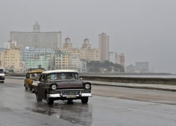 Vehículos bajo la lluvia que deja el huracán Idalia, en el Malecón en La Habana. Foto: Ernesto Mastrascusa/EFE.